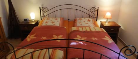 charmante Ferienwohnung mit Terrasse und Garten-top renoviert, mit sep. Schlafzimmer, 60 qm-Schlafzimmer