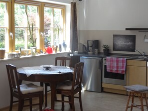 charmante Ferienwohnung mit Terrasse und Garten-top renoviert, mit sep. Schlafzimmer, 60 qm-Küche