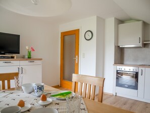 Ferienwohnung- 4 Personen, 55qm, 2 Schlafzimmern, Balkon mit Bergblick-Blick in die Küche