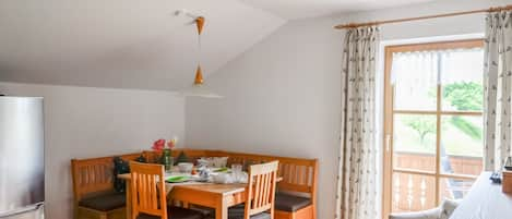 Ferienwohnung- 4 Personen, 55qm, 2 Schlafzimmern, Balkon mit Bergblick-Esstisch