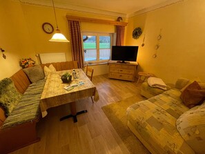 Ferienwohnung für 2 Personen, Schlafzimmer, Küchenzeile, 43 qm-Wohnzimmer