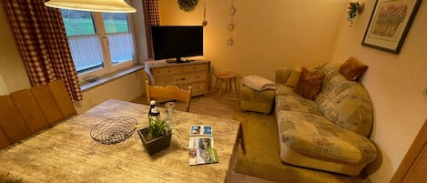 Ferienwohnung für 2 Personen, Schlafzimmer, Küchenzeile, 43 qm-Wohnzimmer