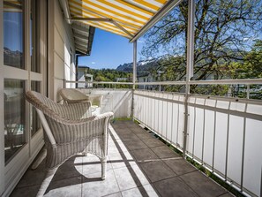 neu eingerichtete Ferienwohnung- 4 Personen, 69qm, Sonnenbalkon mit Bergblick-Der Balkon