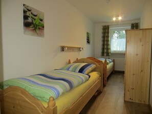 Ferienwohnung für 2-4 Pers., ca. 74 m², 2 Schlafzimmer, Wohnzimmer, Terrasse-Schlafzimmer 2