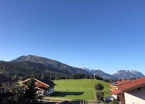 Ferienwohnungen Gästehaus Bergwinkl (DE Reit im Winkl) - Ruh Lisa - 5316-Blick vom Bergwinkl-Balkon ins Kaisergebirge