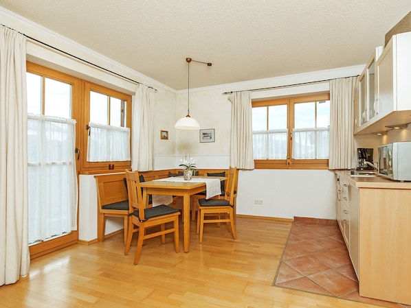 Unterberg - 2-Zimmer Familien-Appartement, Extra-Schlafzimmer und Balkon-Wohn-/Schlafraum App. Unterberg 1. OG