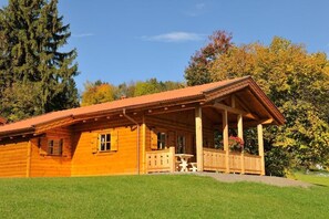 Fünf-Sterne-Hof-Chalet Kampenwand mit Terrasse und Bergblick