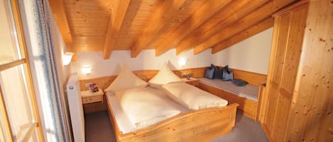 Ferienwohnung 2, helle Mansardenwohnung mit wunderschönem Bergpanorama-Schlafzimmer