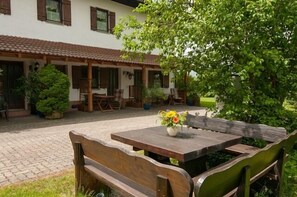 Ferienwohnung Nr. 2, 30 qm, 1 Schlafzimmer, Terrasse, 4 Sterne, 3 Pers.-Gemütliche Sitzgruppe im weitläufigen Garten