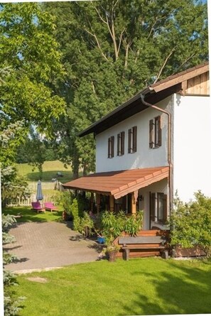 Ferienwohnung Nr. 2, 30 qm, 1 Schlafzimmer, Terrasse, 4 Sterne, 3 Pers.-Außenansicht mit Blick auf die Ferienwohnungen im Erdgeschoß