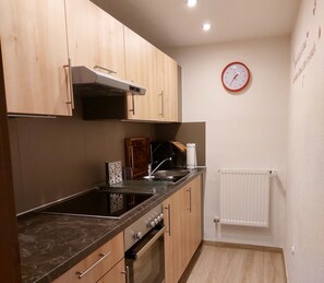 Ferienwohnung Nr.4, für 2 Personen mit Sitzbereich im Garten-Ferienwohnung 4 - Küchenzeile
