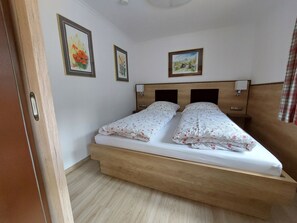 Ferienwohnung Nr.4, für 2 Personen mit Sitzbereich im Garten-Ferienwohnung 4 - Schlafzimmer