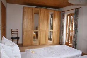 Ferienwohnung Heuberg-Schlafzimmer mit Balkon in der Ferinewohnung "Heuberg"
