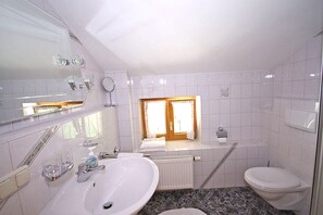 Ferienwohnung Bergblick 36 qm mit separaten Schlafzimmer und Süd-Balkon-Badezimmer Dusche/WC