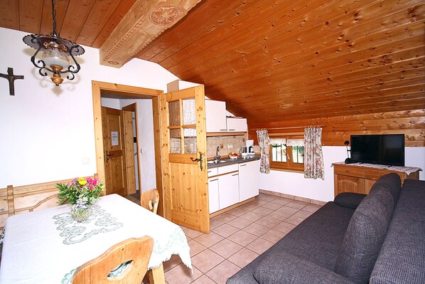 Ferienwohnung Bergblick 36 qm mit separaten Schlafzimmer und Süd-Balkon-Wohnraum mit offener Küche