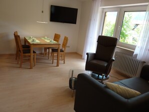 Enzian-Apartment für 4 Personen, 2 separate Schlafzimmer, 64 m²-Essbereich