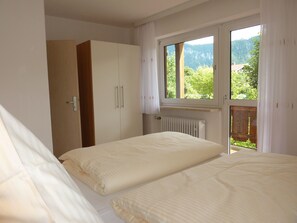 Enzian-Apartment für 4 Personen, 2 separate Schlafzimmer, 64 m²-1. Schlafzimmer