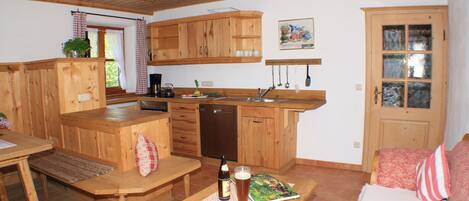 Ferienwohnung Wilder Kaiser im Zuhäusl 72 qm mit drei Schlafzimmer und Balkon-Wohnraum mit offener Küche