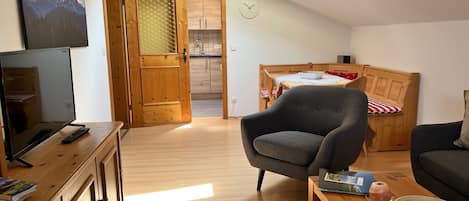 Ferienwohnung Nr. 16, 4-6 Personen, 85 qm, 3 Schlafzimmern, extra Bad, Balkon-Das Wohnzimmer