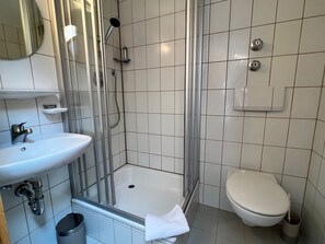 Ferienwohnung Nr. 16, 4-6 Personen, 85 qm, 3 Schlafzimmern, extra Bad, Balkon-Das Bad vom Schlafzimmer 1