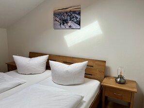 Ferienwohnung Nr. 16, 4-6 Personen, 85 qm, 3 Schlafzimmern, extra Bad, Balkon-Schlafzimmer 1 mit Doppelbett