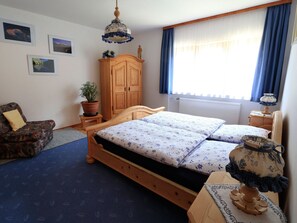 Ferienwohnung Nr.1 100 qm, für 2-4 Personen-Schlafzimmer 2