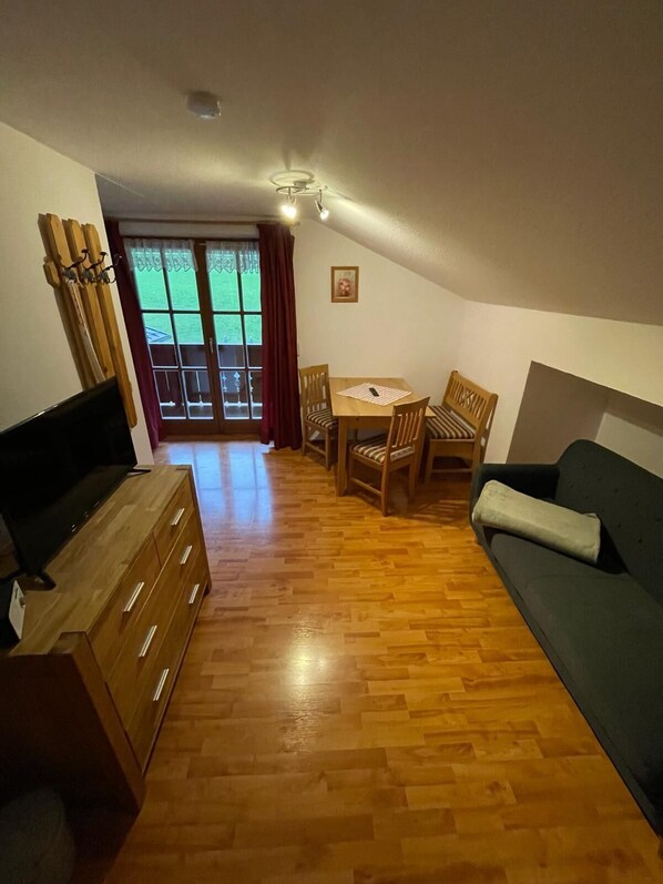 Ferienwohnung Hoher Göll, 1 bis 2 Personen, 34 qm, Balkon, Mansardenwohnung-Wohnbereich