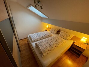 Ferienwohnung Hoher Göll, 1 bis 2 Personen, 34 qm, Balkon, Mansardenwohnung-Schlafzimmer