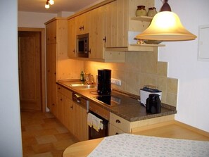 Ferienwohnung Berchtesgaden 36 qm bis 4 Personen, 1 Schlafzimmer-Küche mit Mikrowelle und Backofen