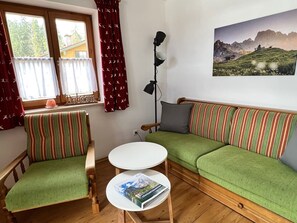 Ferienwohnung Nr. 14, 2-3 Personen, 45 qm, 2 Schlafzimmer, Balkon-Wohnzimmer