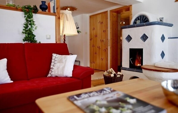 Ferienwohnung B Vroni 65qm, Balk., Küche, 2 Schlafzimmer, 1 Wohnzimmer, 4 P.-Wohnzimmer mit Kamin