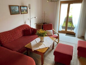 Drei-Raum-Ferienwohnung 65qm, Bad/WC, 2 Extra-Schlafzimmer, Wohnküche-Wohnzimmer mit Blick auf den Balkon