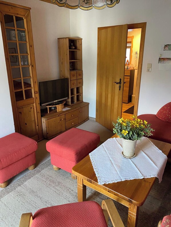 Drei-Raum-Ferienwohnung 65qm, Bad/WC, 2 Extra-Schlafzimmer, Wohnküche-Wohnzimmer mit Blick zum Flur