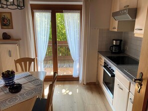 Drei-Raum-Ferienwohnung 65qm, Bad/WC, 2 Extra-Schlafzimmer, Wohnküche-Küche mit Blick auf den Balkon