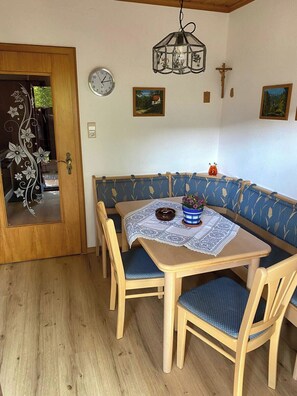Drei-Raum-Ferienwohnung 65qm, Bad/WC, 2 Extra-Schlafzimmer, Wohnküche-Sitzecke in der Küche