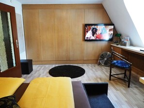 Ferienwohnung Berchtesgaden-City, Atelier-Wenig, 58 qm für 2 Personen-TV Schlafzimmer