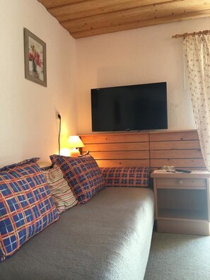 Ferienwohnung 2-5 Personen, 65 qm, 2 Schlafzimmer, Nichtraucher, Balkon-Wohnzimmer