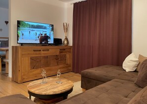 Montis 84 qm, Balkon, Küche extra, 2 Schlafzimmer, Wohnzimmer, max 4 Personen-Wohnbereich mit Durchgang zum Essbereich