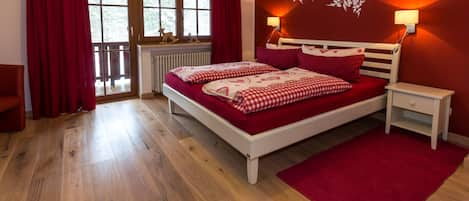 Montis 84 qm, Balkon, Küche extra, 2 Schlafzimmer, Wohnzimmer, max 4 Personen-Schlafzimmer 1 mit Parkettfußboden (Allergikerfreundlich)