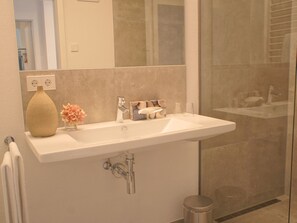 Suite 1, bis 8 Personen, Balkon, Maisonette, 105 qm-Badezimmer