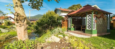 Ferienhaus 150qm, Balkon u. Terr., Küche, 4 Schlafzimmer, Wohnzimmer, 8 Pers.-Grill-Pavillon am Bachlauf