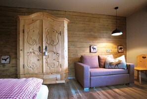 Kleines Apartment im modernen Landhausstil mit privatem Garten-Wohn-Schlafraum, alter Bauernschrank