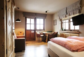Kleines Apartment im modernen Landhausstil mit privatem Garten-Wohn-Schlafraum