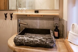 Kleines Apartment im modernen Landhausstil mit privatem Garten-Bad mit Dusche und Steinwaschbecken