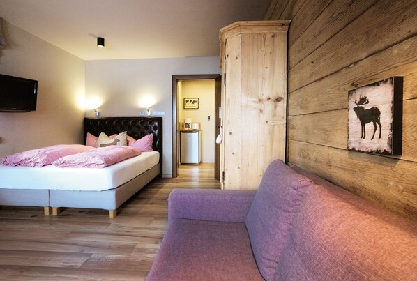 Kleines Apartment im modernen Landhausstil mit privatem Garten-Wohn-Schlafraum