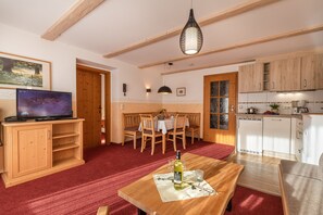 6 Ferienwohnung Typ B 53 qm, Balkon, 1 Schlafzimmer, 1 Wohnzimmer, max 2 P, WLAN-Wohnraum