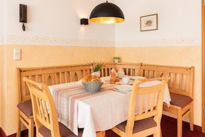 6 Ferienwohnung Typ B 53 qm, Balkon, 1 Schlafzimmer, 1 Wohnzimmer, max 2 P, WLAN-Essecke