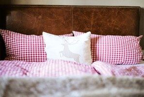 2-Raum-Apartment im modernen Landhausstil mit großem Süd-West-Balkon-Schlafzimmer mit Doppelbett