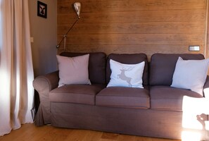 2-Raum-Apartment im modernen Landhausstil mit großem Süd-West-Balkon-Wohnzimmer mit Schlafsofa
