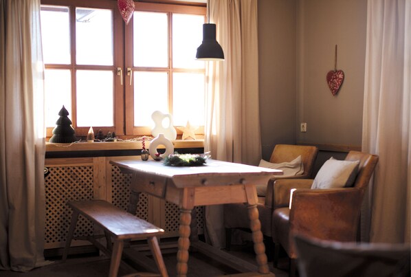 2-Raum-Apartment im modernen Landhausstil mit großem Süd-West-Balkon-Wohnzimmer mit gemütlicher Sitzecke
